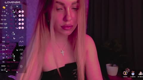 holly_molly8 online show from 28, 1, 2025