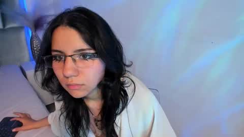 hollypeach_ online show from 5, 12, 2025