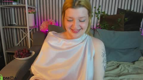 Snapshot of hollyray_ chatting on 11, 4, 2026 Holly online show from 11, 4, 2026