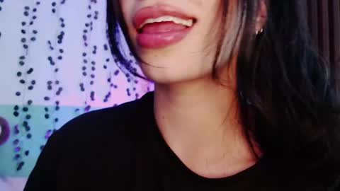 Snapshot of hollyxx_ chatting on 11, 12, 2024 holly online show from 11, 12, 2024