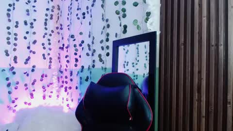 Snapshot of hollyxx_ chatting on 12, 12, 2024 holly online show from 12, 12, 2024