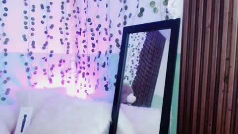 Snapshot of hollyxx_ chatting on 13, 12, 2024 holly online show from 13, 12, 2024