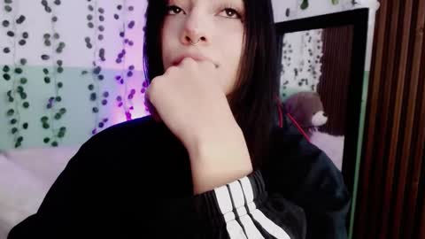 Snapshot of hollyxx_ chatting on 18, 12, 2024 holly online show from 18, 12, 2024