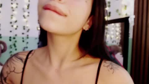 Snapshot of hollyxx_ chatting on 18, 12, 2024 holly online show from 18, 12, 2024