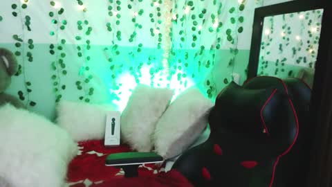 Snapshot of hollyxx_ chatting on 30, 12, 2024 holly online show from 30, 12, 2024