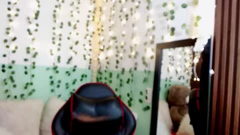 Snapshot of hollyxx_ chatting on 3, 1, 2025 holly online show from 3, 1, 2025