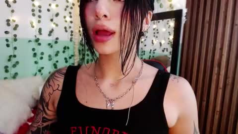 Snapshot of hollyxx_ chatting on 5, 1, 2025 holly online show from 5, 1, 2025