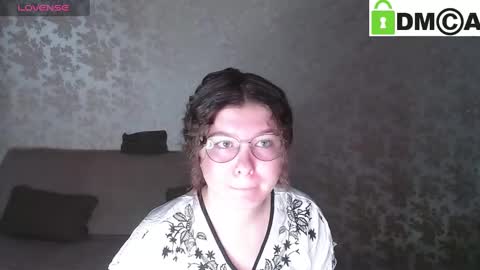 Welcome guys  Pleasure to see you all here  My name is MichaelaTip menu is active Private is open  online show from 10, 3, 2025