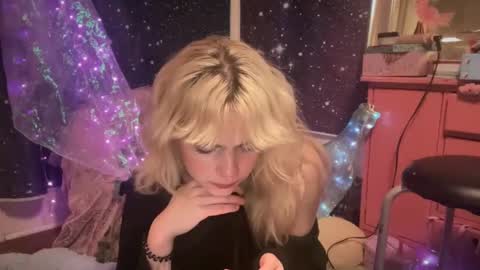 Emi Rose online show from 11, 3, 2025