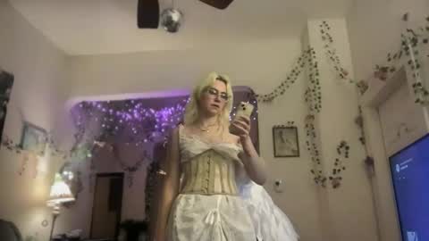 Emi Rose online show from 18, 11, 2025