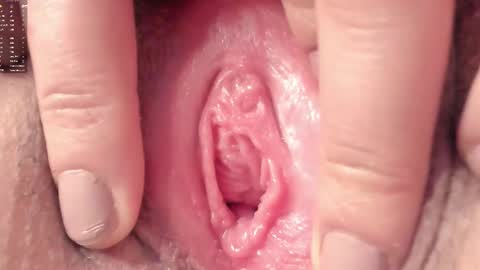 The girl with butterfly lips online show from 8, 3, 2025