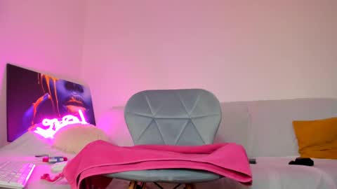 Snapshot of hornyemma_ chatting on 9, 12, 2024 Emma online show from 9, 12, 2024