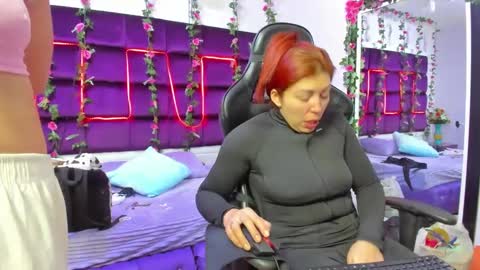 Snapshot of hornyy_mom chatting on 23, 9, 2025 hornyy mom online show from 23, 9, 2025