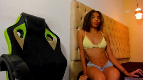 Snapshot of hotblosson chatting on 17, 10, 2025 hotblosson online show from 17, 10, 2025