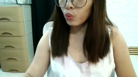 Snapshot of hotchick2099 chatting on 27, 3, 2026 hotchick2099 online show from 27, 3, 2026