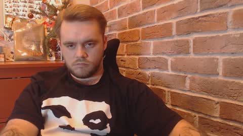 Snapshot of hugo__brad chatting on 12, 1, 2025 Hugo online show from 12, 1, 2025