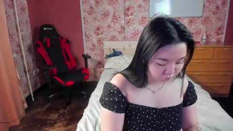 Snapshot of hungrybunny999 chatting on 17, 12, 2025 Nancy and Robert online show from 17, 12, 2025