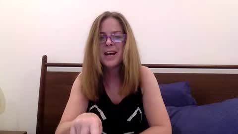 iampoppyy online show from 13, 10, 2025