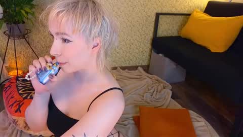 Emmy  help me reach 100 thumbs up online show from 17, 11, 2025