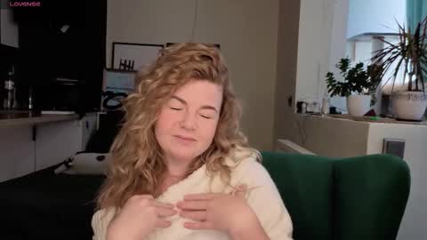 Snapshot of illuminea chatting on 6, 1, 2026 Jenny online show from 6, 1, 2026