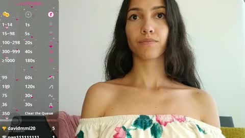 Snapshot of innocentlatiina chatting on 15, 1, 2025 Laroa online show from 15, 1, 2025