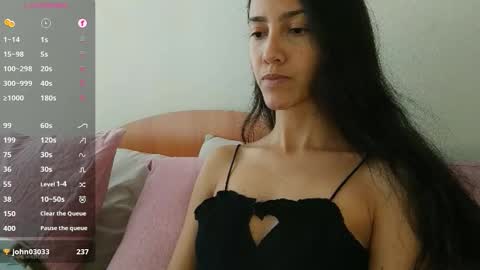 Snapshot of innocentlatiina chatting on 7, 10, 2025 Laroa online show from 7, 10, 2025