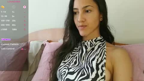 Snapshot of innocentlatiina chatting on 14, 10, 2025 Laroa online show from 14, 10, 2025