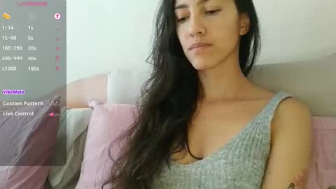 Snapshot of innocentlatiina chatting on 15, 10, 2025 Laroa online show from 15, 10, 2025