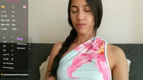 Snapshot of innocentlatiina chatting on 24, 10, 2025 Laroa online show from 24, 10, 2025