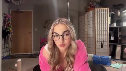 Snapshot of iris_world chatting on 8, 3, 2025 iris online show from 8, 3, 2025