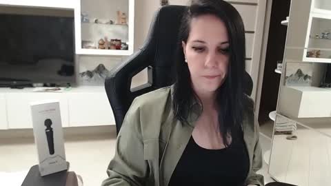 Irwi Tomboy online show from 25, 1, 2025