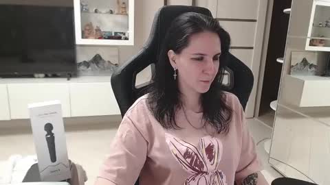 Irwi Tomboy online show from 2, 3, 2025