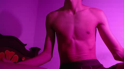 Snapshot of isaaclatino chatting on 5, 1, 2025 isaac online show from 5, 1, 2025