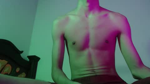 Snapshot of isaaclatino chatting on 28, 1, 2025 isaac online show from 28, 1, 2025