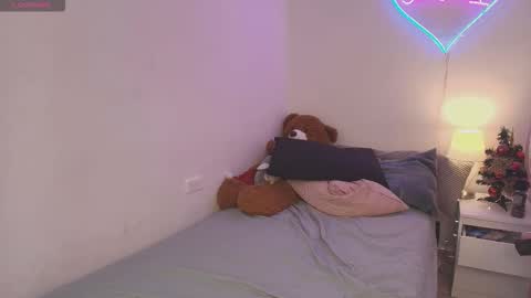 Snapshot of isabel_roux chatting on 19, 12, 2025 Isabel online show from 19, 12, 2025