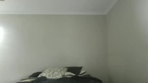 island625103 online show from 17, 9, 2025