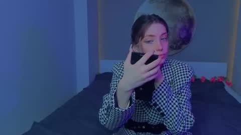 Snapshot of isobelsteinger chatting on 5, 3, 2026 Emilia online show from 5, 3, 2026