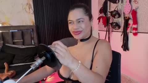 Issafoxx online show from 7, 6, 2026
