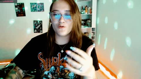 Snapshot of issis_demon chatting on 1, 2, 2025 Yiz online show from 1, 2, 2025