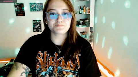 Snapshot of issis_demon chatting on 1, 2, 2025 Yiz online show from 1, 2, 2025