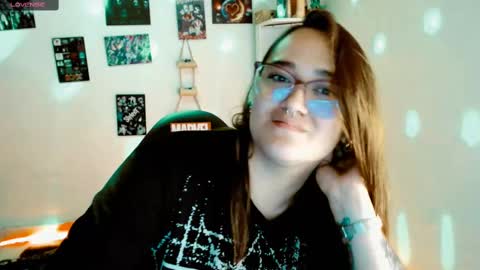 Snapshot of issis_demon chatting on 16, 2, 2025 Yiz online show from 16, 2, 2025