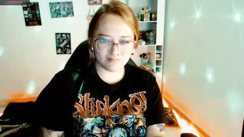 Snapshot of issis_demon chatting on 24, 2, 2025 Yiz online show from 24, 2, 2025