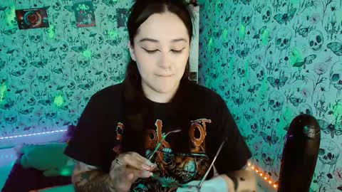 Snapshot of issis_demon chatting on 5, 10, 2025 Yiz online show from 5, 10, 2025