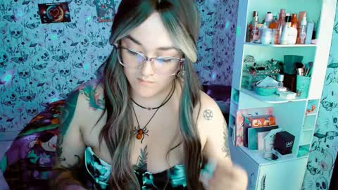 Snapshot of issis_demon chatting on 25, 11, 2025 Yiz online show from 25, 11, 2025