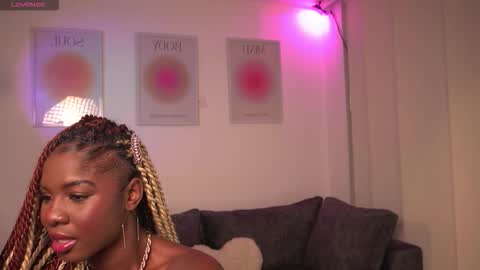 Snapshot of itslau_ chatting on 21, 12, 2025 lau online show from 21, 12, 2025