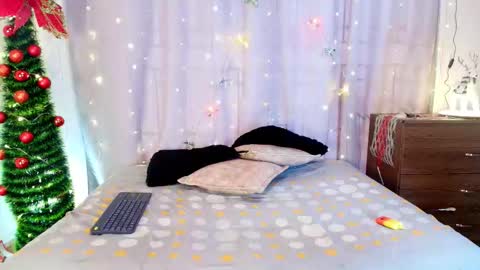 Snapshot of jade_brunnette chatting on 17, 12, 2025 Jade Brunete online show from 17, 12, 2025