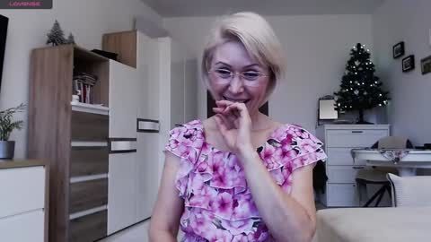 Snapshot of jasmin18v chatting on 19, 12, 2024 Jasmin room for people 40 online show from 19, 12, 2024