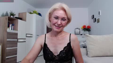 Snapshot of jasmin18v chatting on 21, 9, 2025 Jasmin room for people 40 online show from 21, 9, 2025