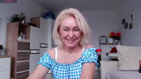 Snapshot of jasmin18v chatting on 16, 11, 2025 Jasmin room for people 40 online show from 16, 11, 2025