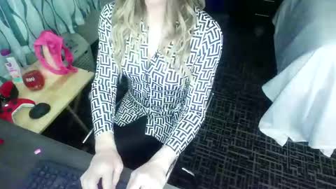 Jenna Cross online show from 16, 2, 2025